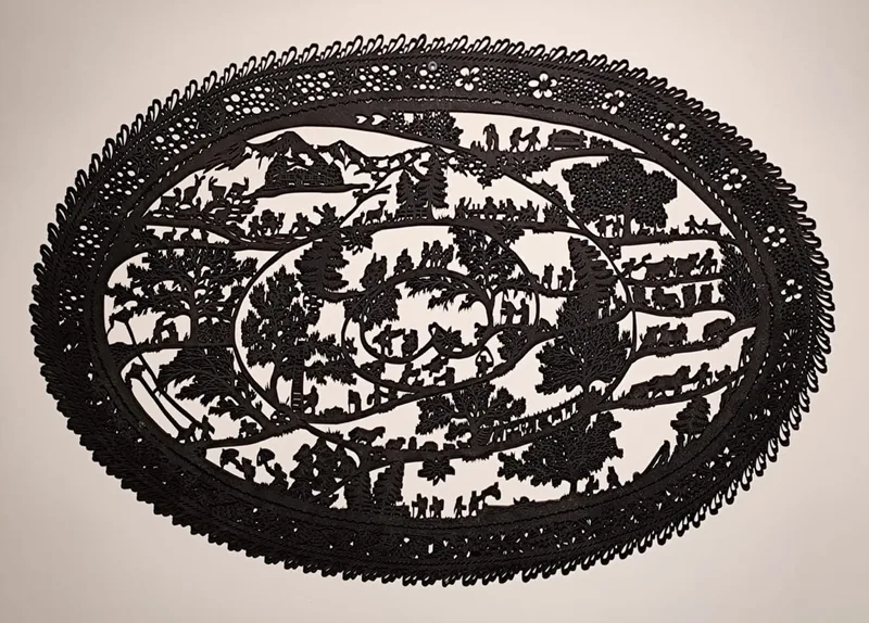 Echtes BIGLER-Fensterbild: ovaler, filigraner Scherenschnitt mit Menschen, Tieren und Landschaftsszenen